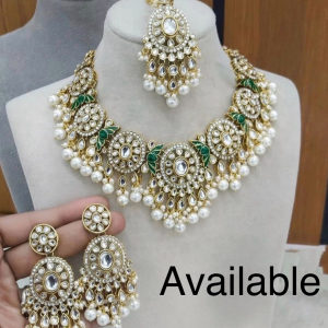 Choker necklace with earrings